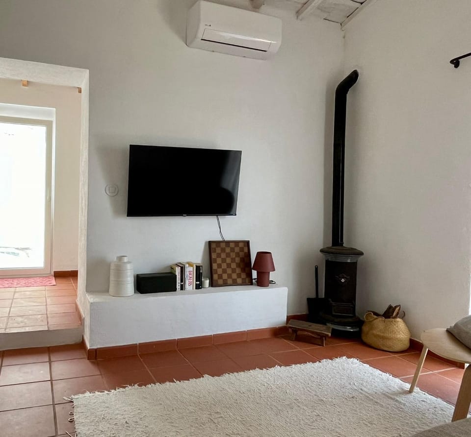 Communal lounge/ TV room, TV and multimedia, fireplace