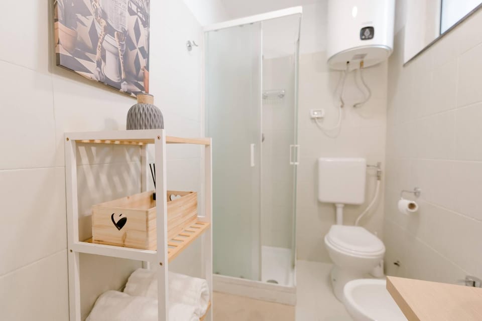 Shower, Toilet, Bathroom, bidet, towels