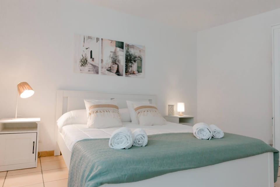 Bed, Photo of the whole room, Bedroom, towels