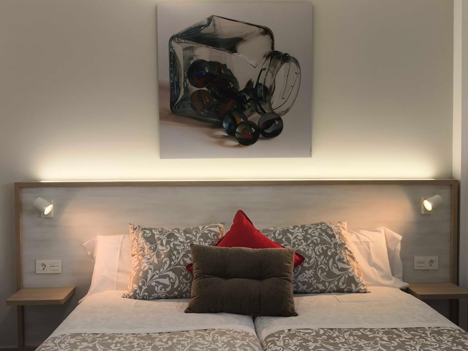 Bed, Photo of the whole room, Bedroom