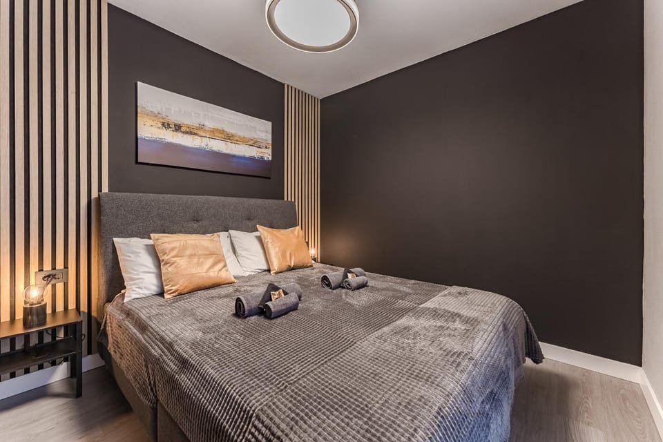 Bed, Bedroom, towels