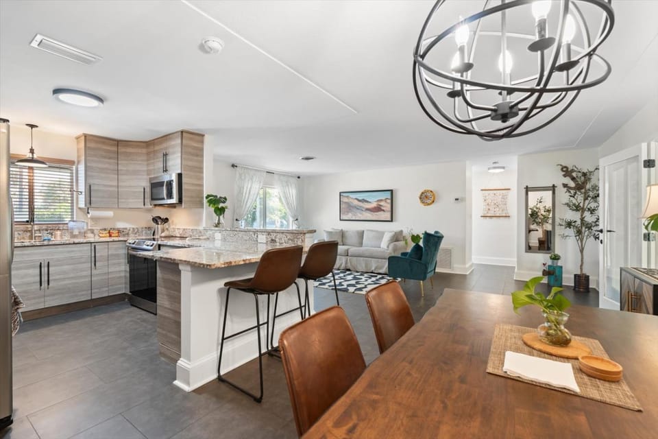 Kitchen or kitchenette, Living room, Seating area, Dining area, stove