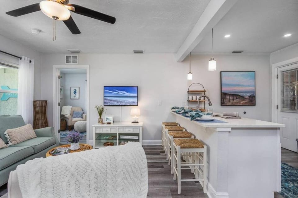 TV and multimedia, Kitchen or kitchenette, Living room, Dining area