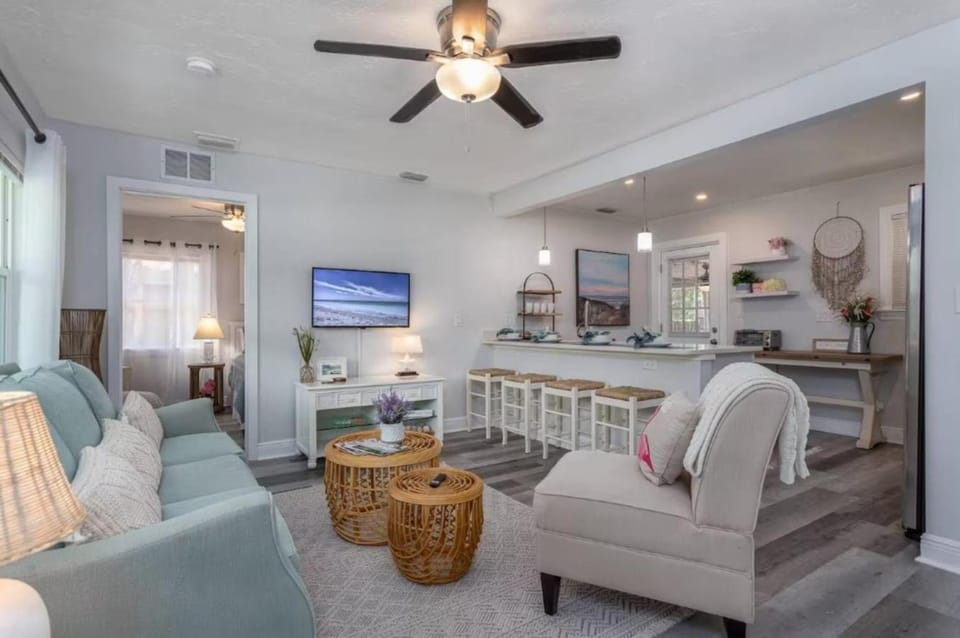 TV and multimedia, Living room, Photo of the whole room, Seating area, Dining area