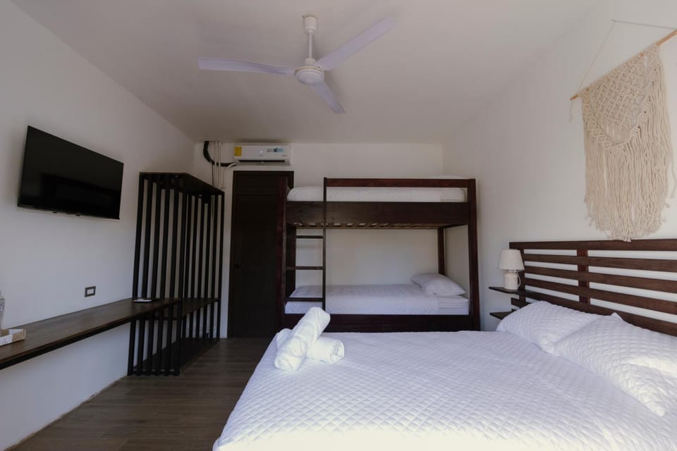 Bed, TV and multimedia, Photo of the whole room, Bedroom, bunk bed