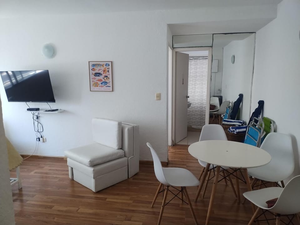 Communal lounge/ TV room, TV and multimedia, Living room, Seating area, Dining area, internet