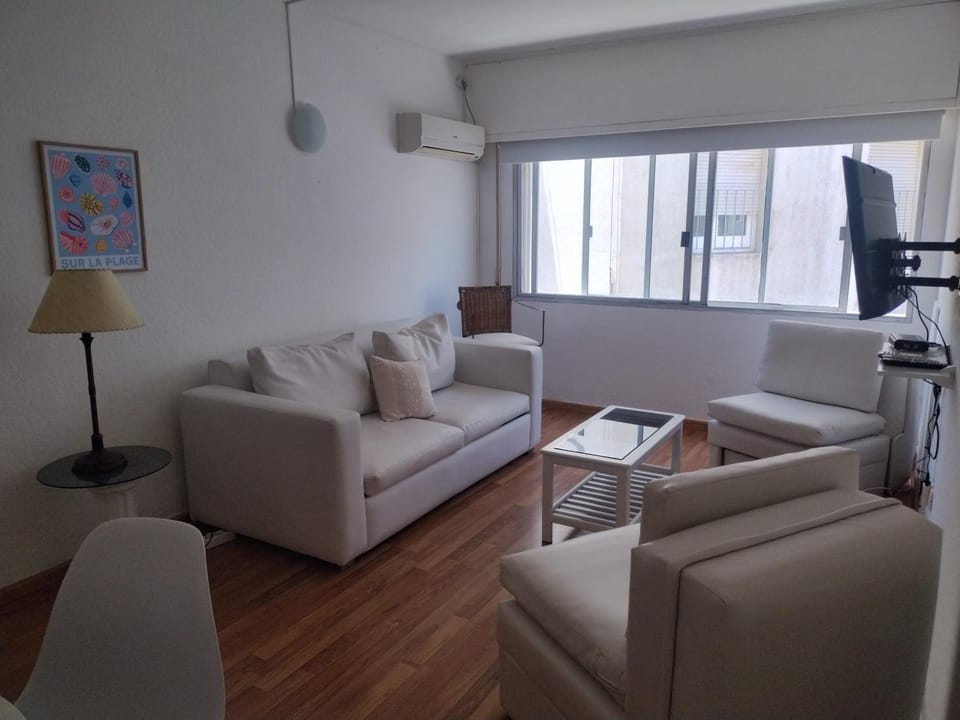 Bed, TV and multimedia, Living room, Seating area, internet