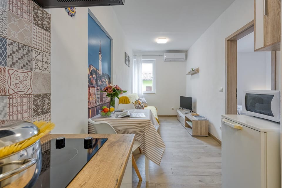 TV and multimedia, Living room, Seating area, air conditioner