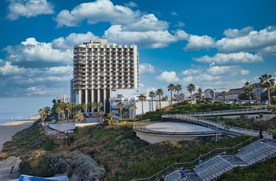 Seaside Accadia Garden Apartment in Herzliya