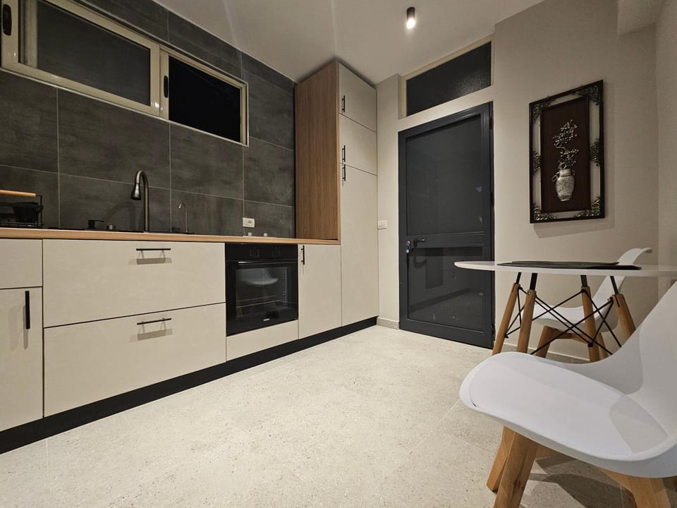 Kitchen or kitchenette, Dining area, oven, stove