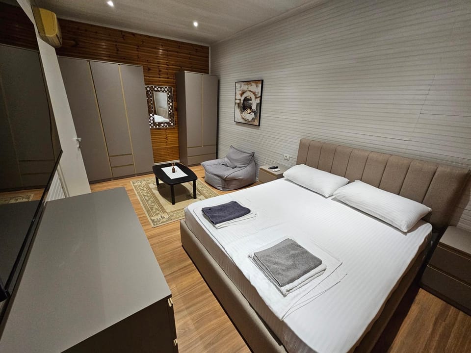 Bed, TV and multimedia, Photo of the whole room, Seating area, Bedroom, towels