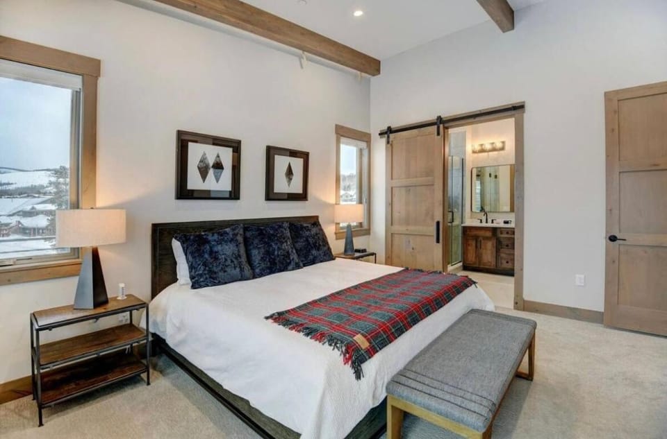 4BR Winter Park Oasis - Sleeps 9 - Ski-In and Hot Tub Apartment in Fraser