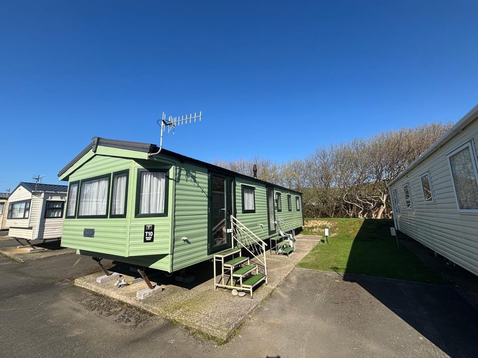 River View Modern 3 Bedroom Pet Friendly in Clarach Bay House in Tirymynach