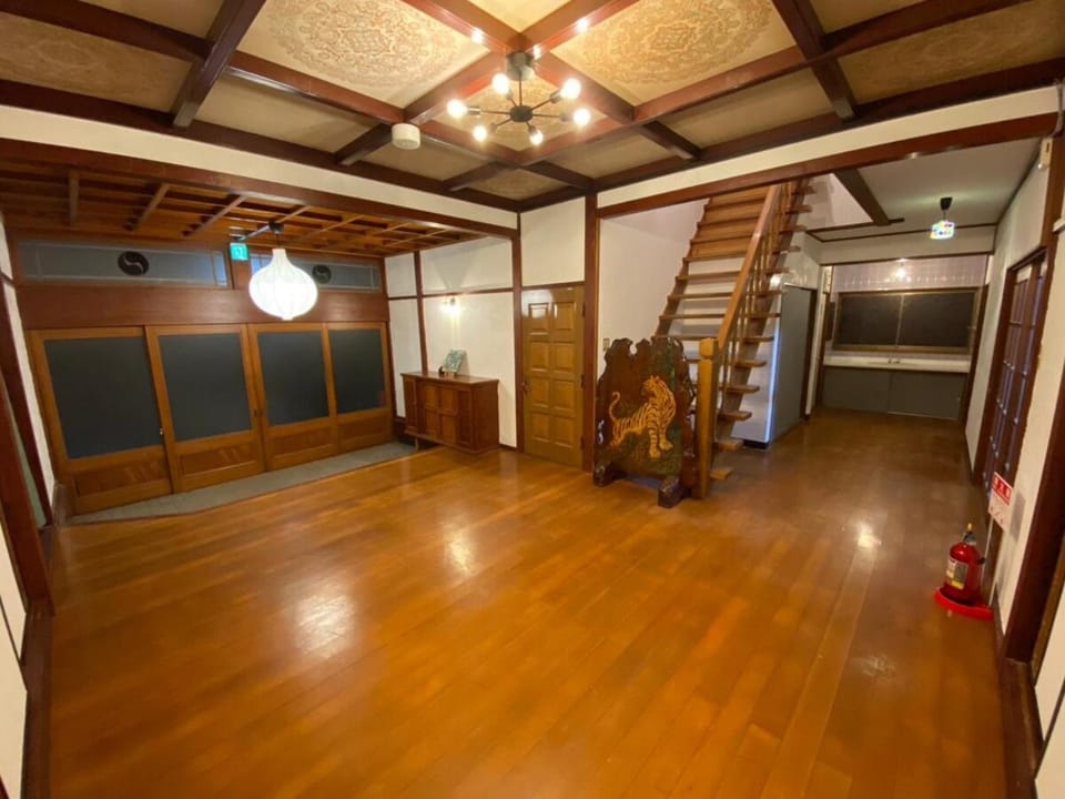 勝山貸切民泊三つ子の魂 福井県立恐竜博物館まで車で10分 発坂駅から徒歩5分 House in Ishikawa Prefecture