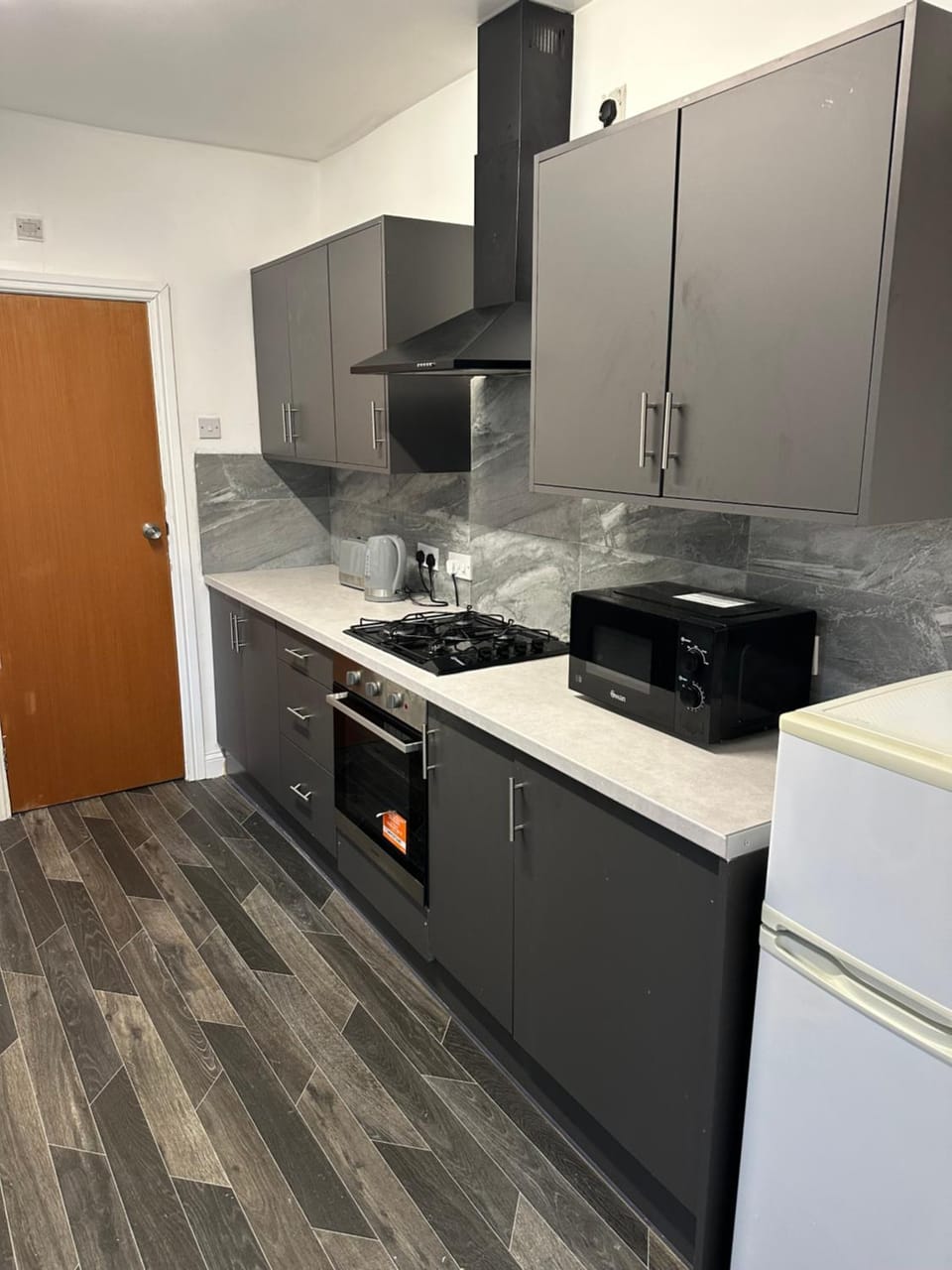 Freshly Renovated Flat just minutes from Luton Airport with Private parking Apartment in Luton