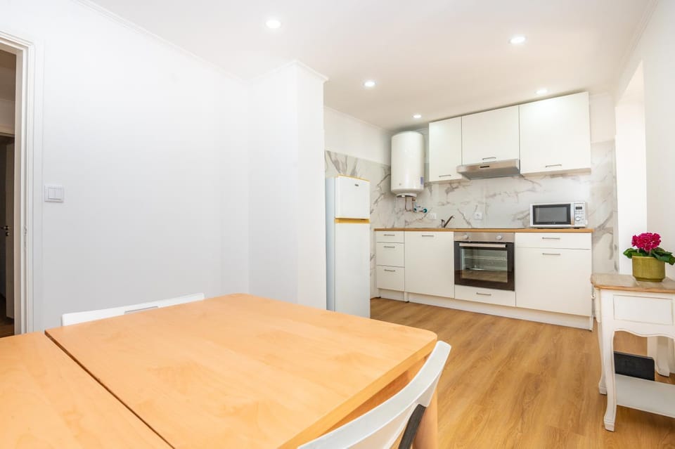 Kitchen or kitchenette, Dining area, oven, stove