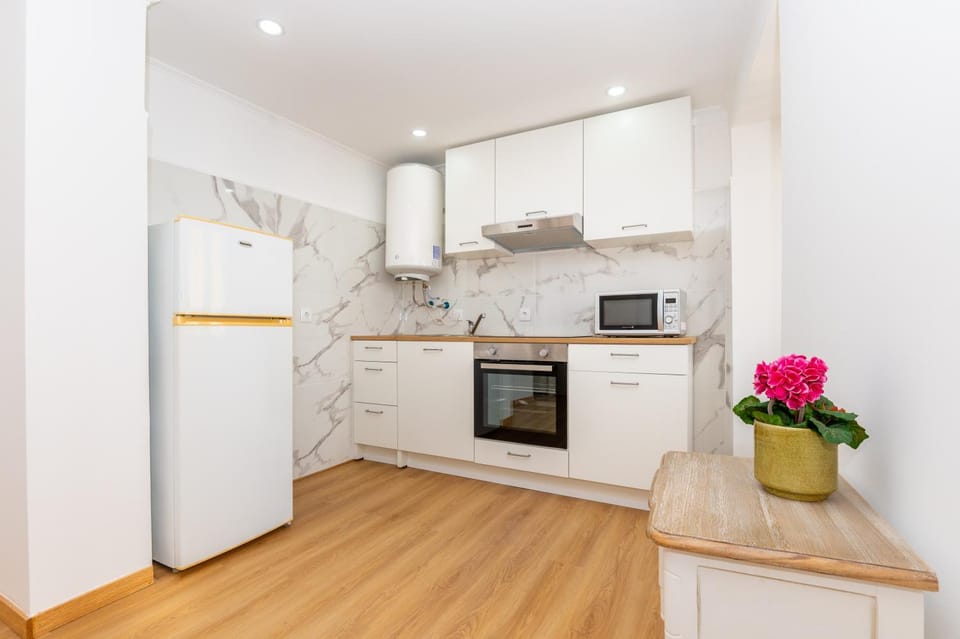 Kitchen or kitchenette, oven, stove