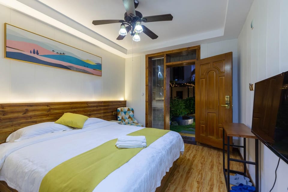 TV and multimedia, Photo of the whole room, Bedroom