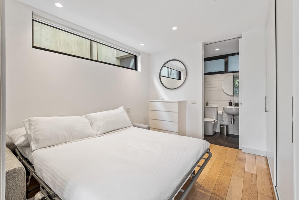 Chic 2-Bed Apartment in Vibrant St Kilda Apartment in Saint Kilda