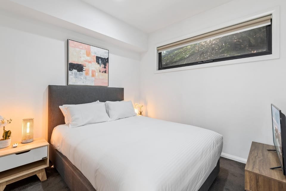 Comfortable 2BR Retreat with Balcony & Parking House in Saint Kilda