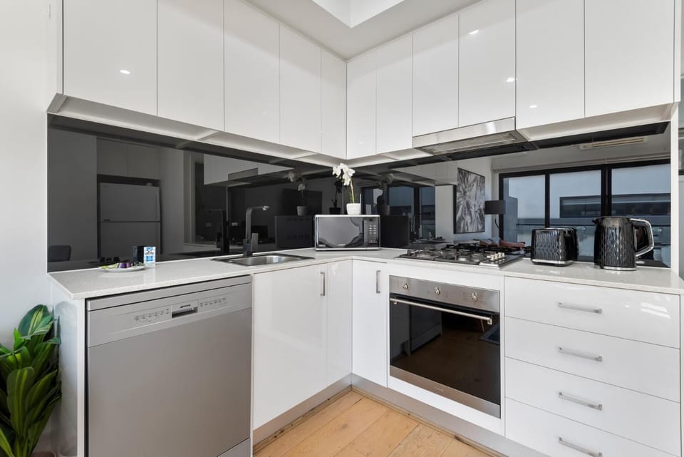 Comfortable 2BR Retreat with Balcony & Parking House in Saint Kilda