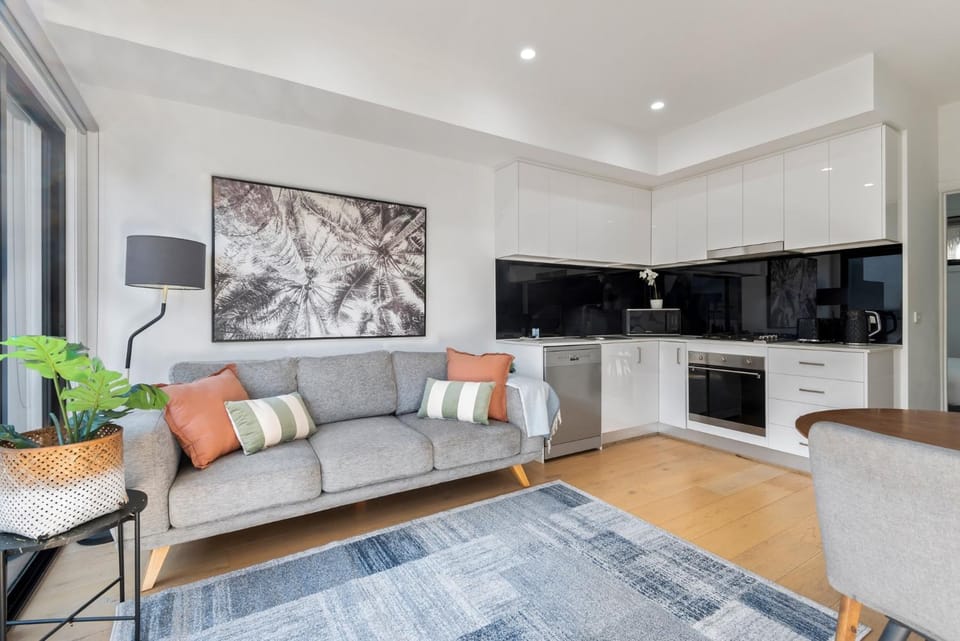Comfortable 2BR Retreat with Balcony & Parking House in Saint Kilda