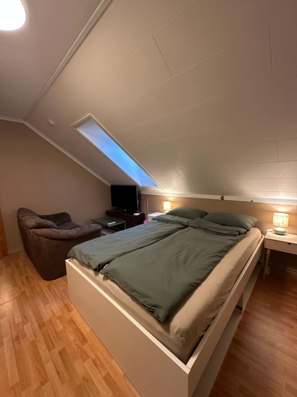 Bed, TV and multimedia, Photo of the whole room, Bedroom