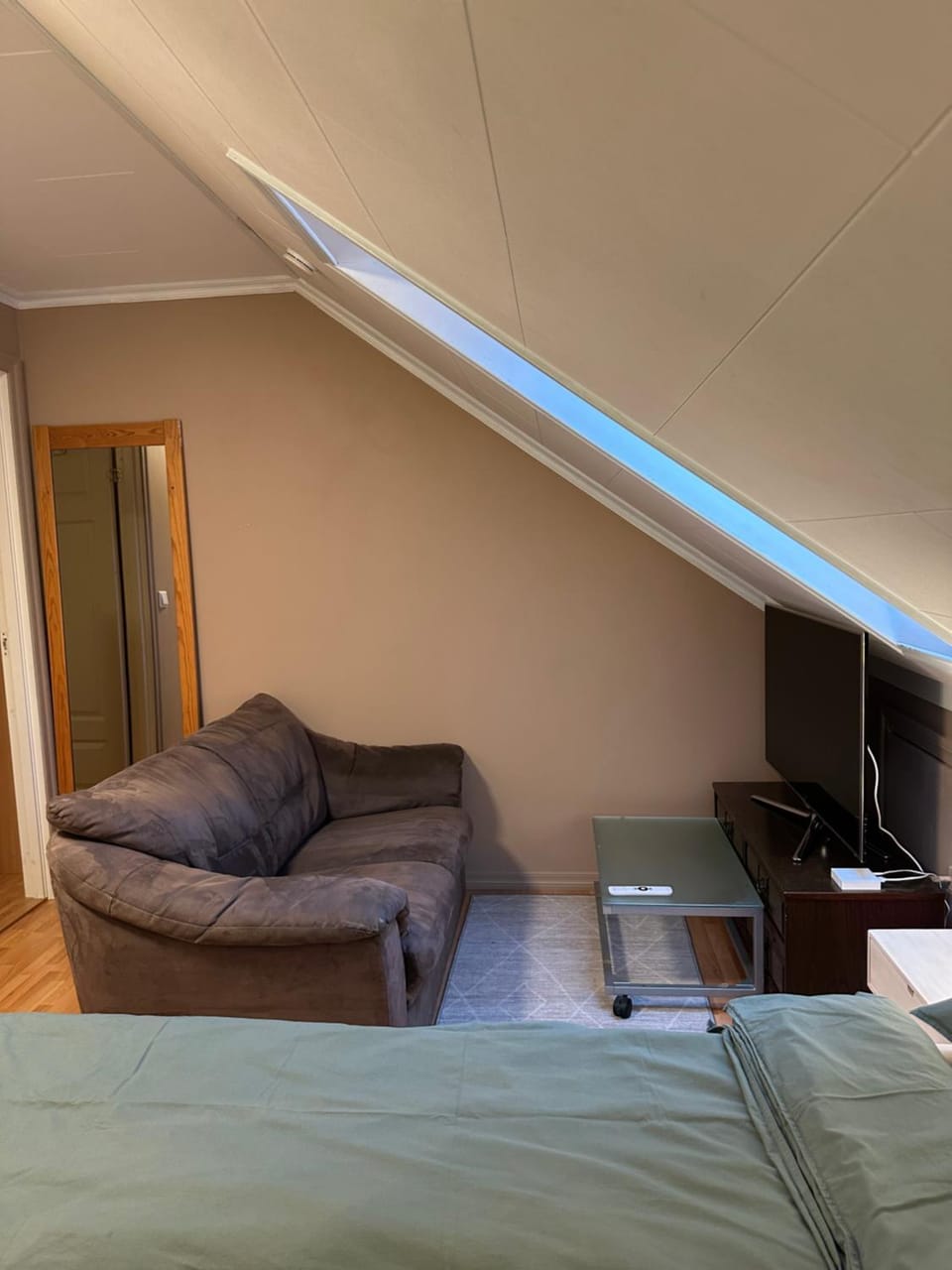 TV and multimedia, Seating area, Bedroom