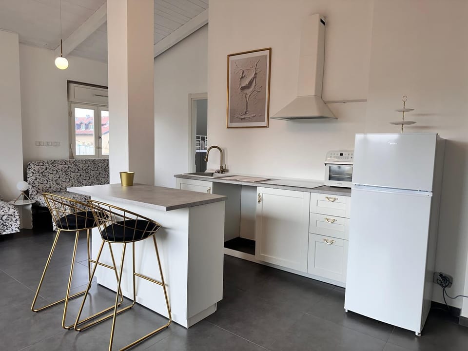 Kitchen or kitchenette, Dining area, dishwasher, oven, pet friendly, stove