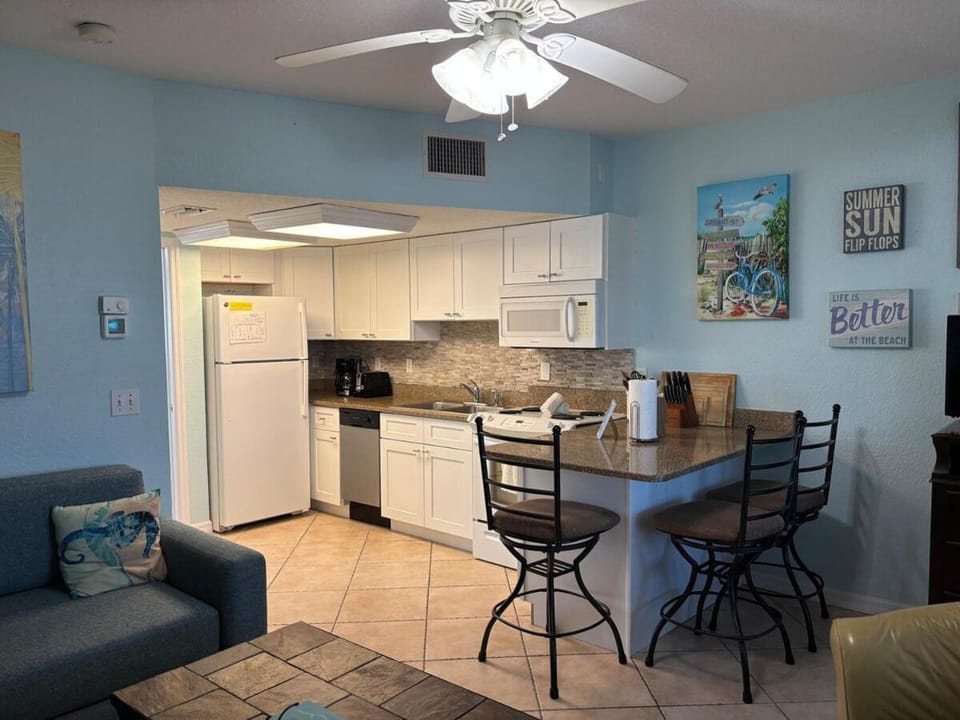 Kitchen or kitchenette, Living room, Seating area, Dining area, oven, stove