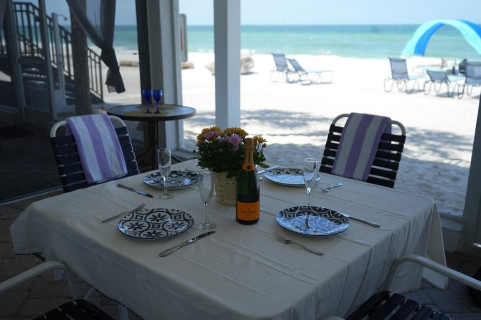 Day, Natural landscape, Food and drinks, Seating area, Dining area, Beach, Sea view, Drinks