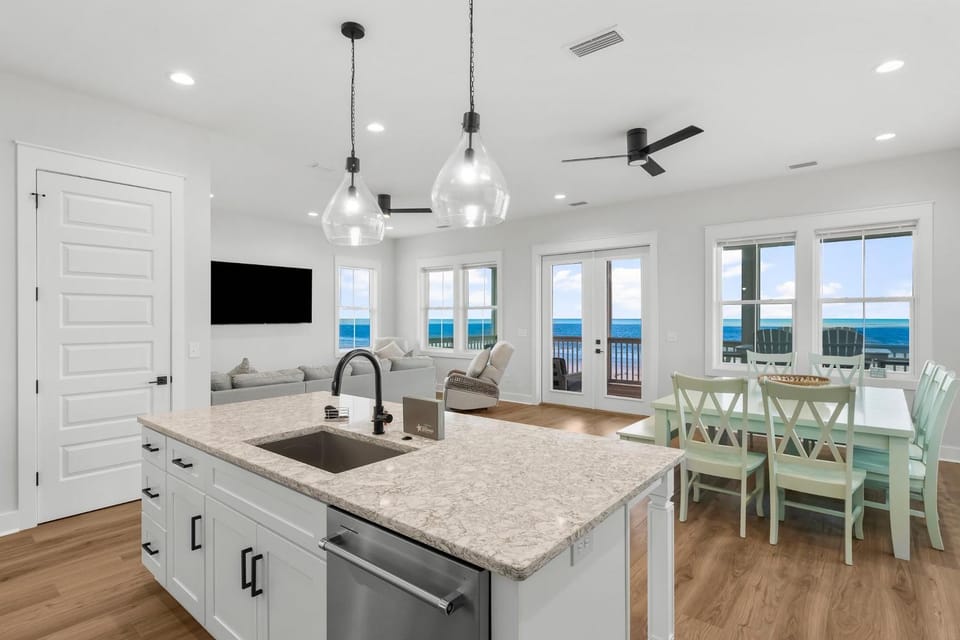 TV and multimedia, View (from property/room), Balcony/Terrace, Kitchen or kitchenette, Dining area, Sea view