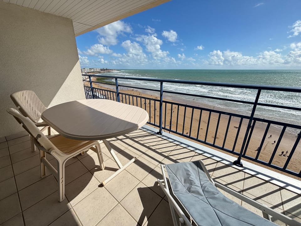 Appartement 2 étoiles face plage avec garage privatif Apartment in Les Sables-d'Olonne