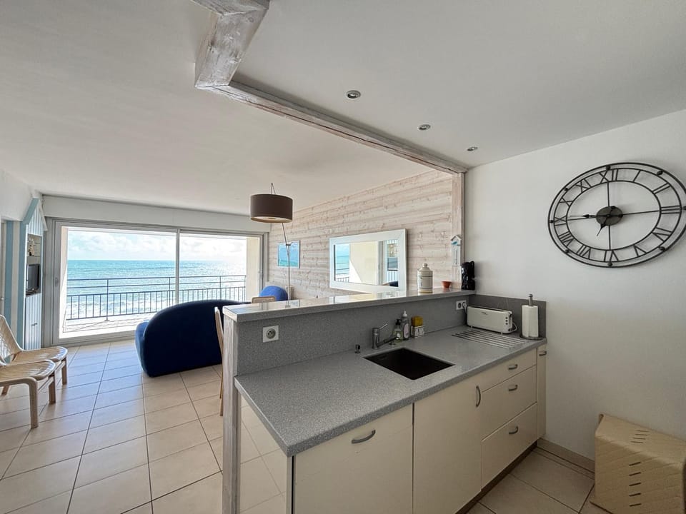 Appartement 2 étoiles face plage avec garage privatif Apartment in Les Sables-d'Olonne