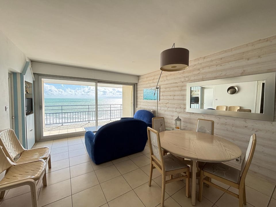 Appartement 2 étoiles face plage avec garage privatif Apartment in Les Sables-d'Olonne