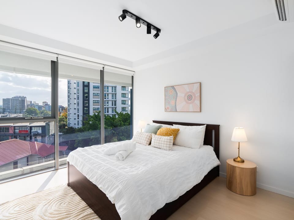 Comfy 2BR w Parking, Pool & Large Private Balcony Apartment in Brisbane