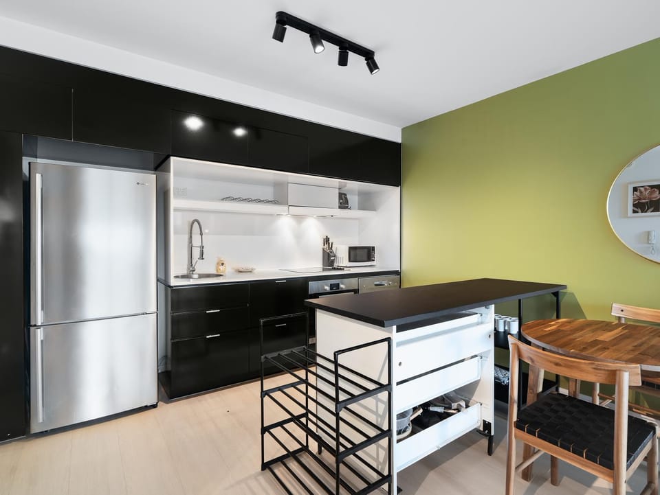 Comfy 2BR w Parking, Pool & Large Private Balcony Apartment in Brisbane
