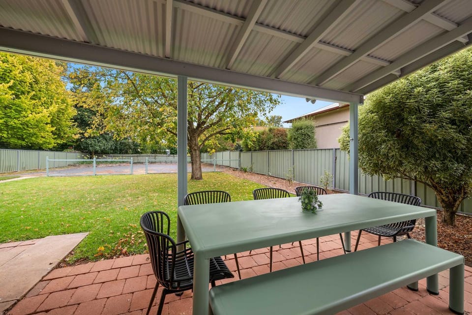 Boleyn - Timeless Charm House in Orange