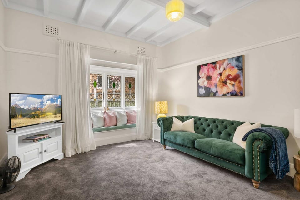 Boleyn - Timeless Charm House in Orange