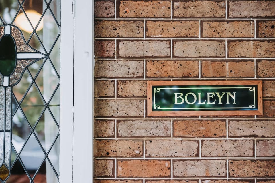 Boleyn - Timeless Charm House in Orange