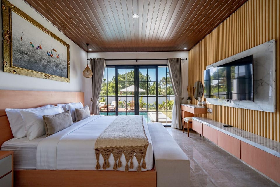 Bed, TV and multimedia, Bedroom