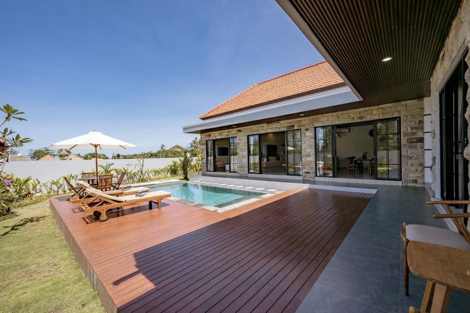 Property building, Patio, Natural landscape, Balcony/Terrace, Pool view, Swimming pool, sunbed