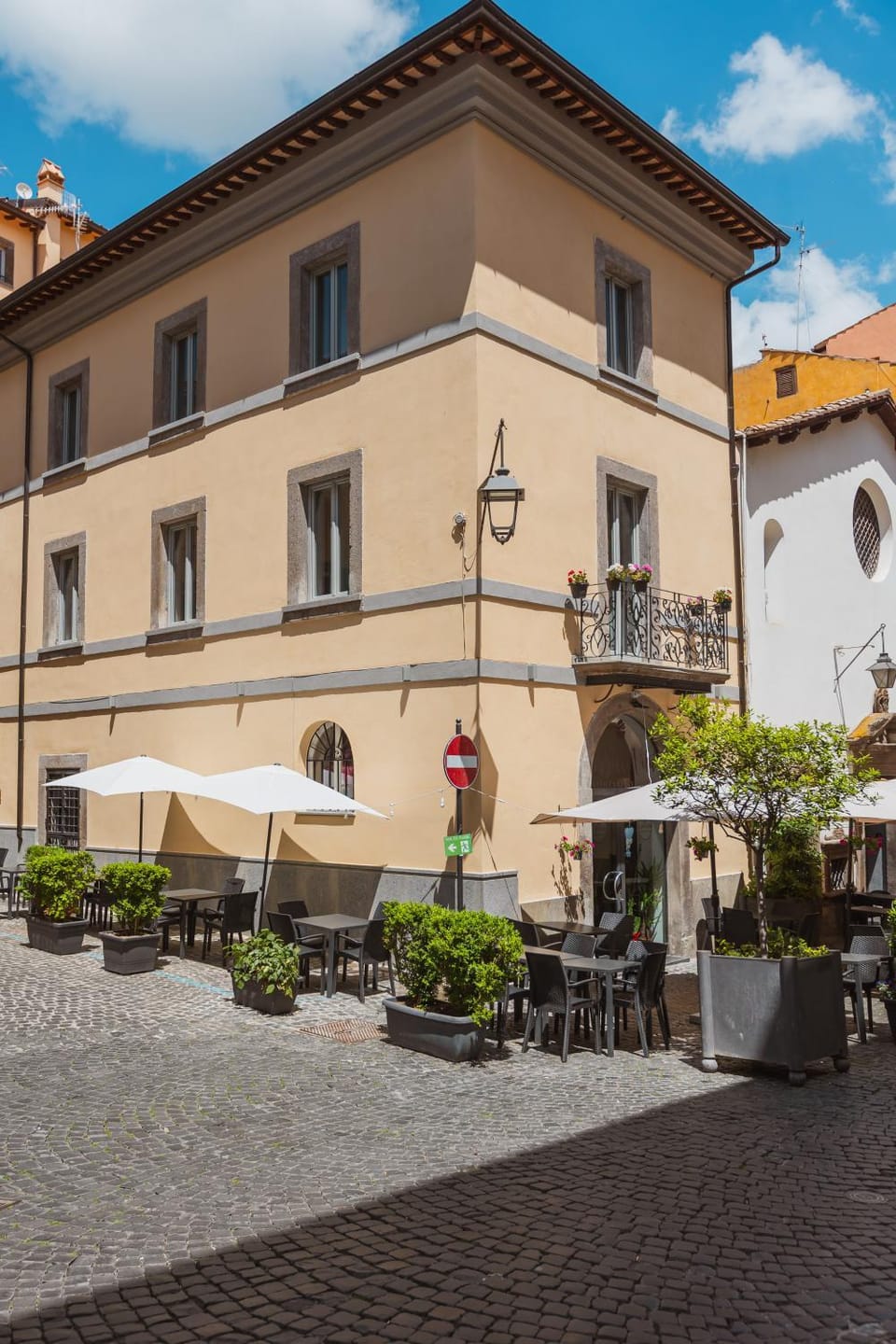 Property building, Day, City view, Location