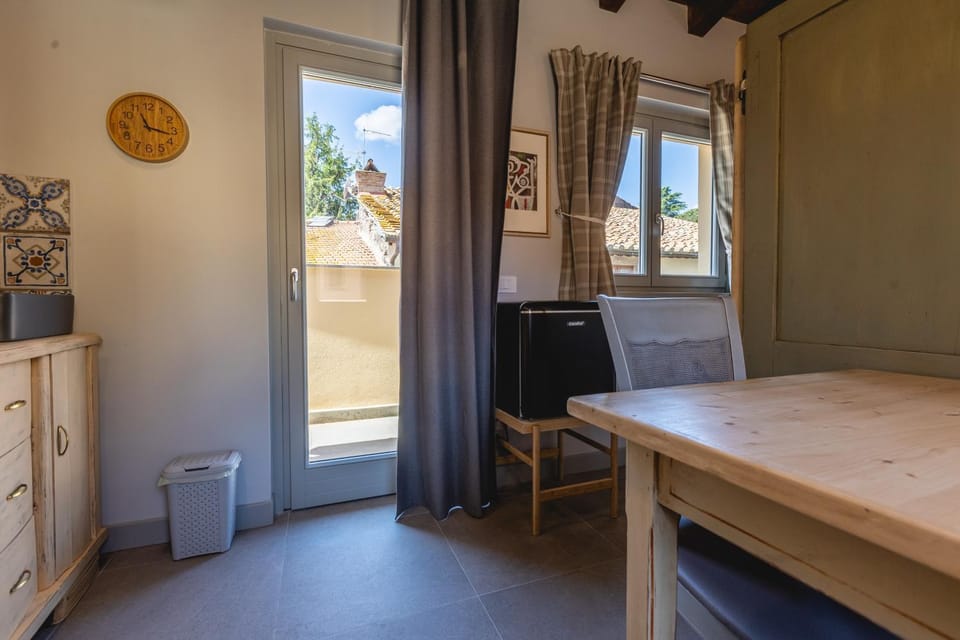 Dining area, minibar, oven