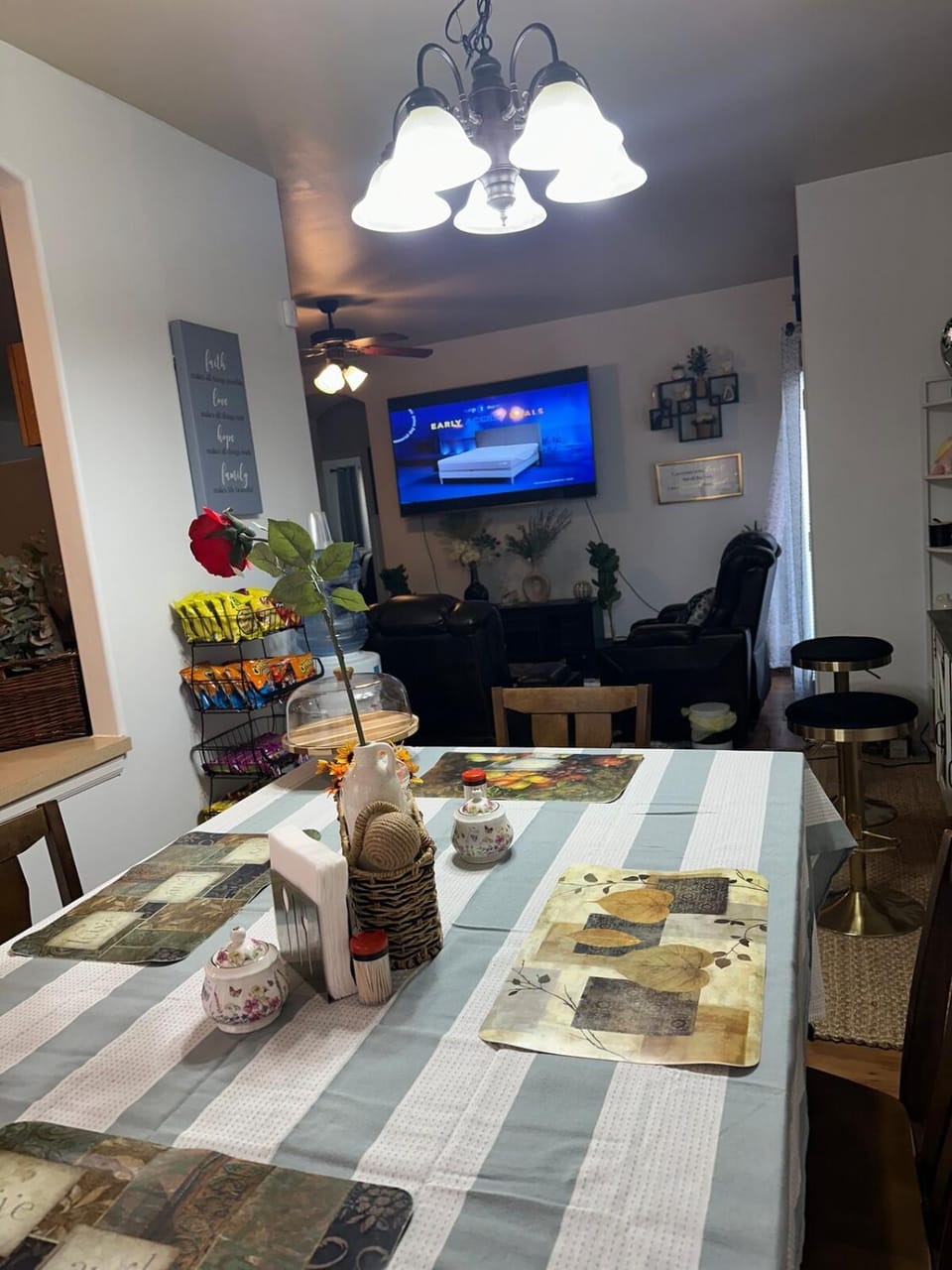 Food and drinks, Dining area, Food