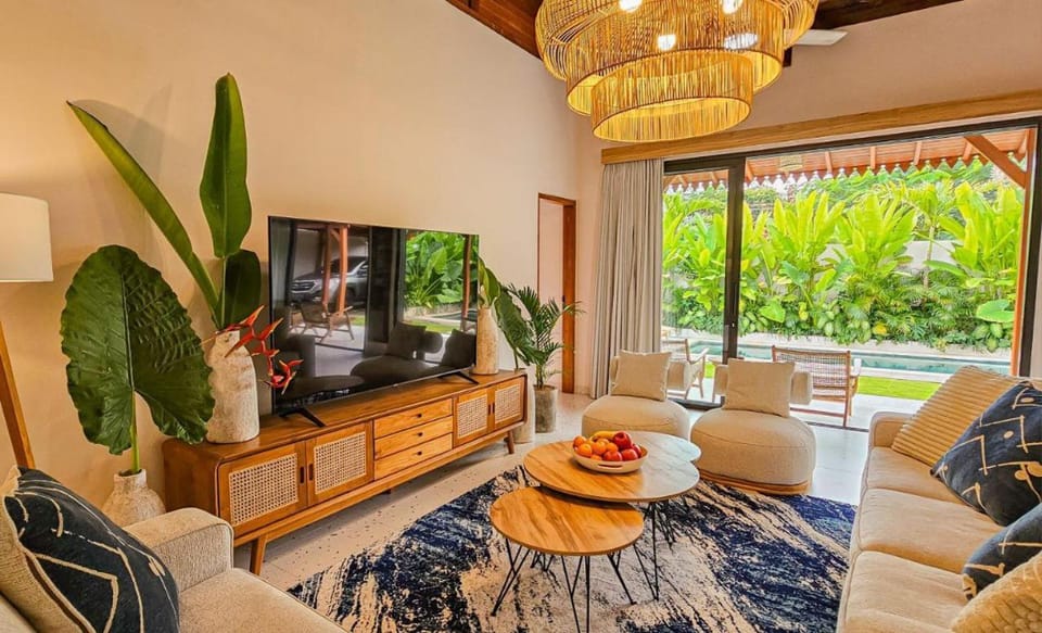 Communal lounge/ TV room, TV and multimedia, Living room, Seating area, Evening entertainment, Garden view