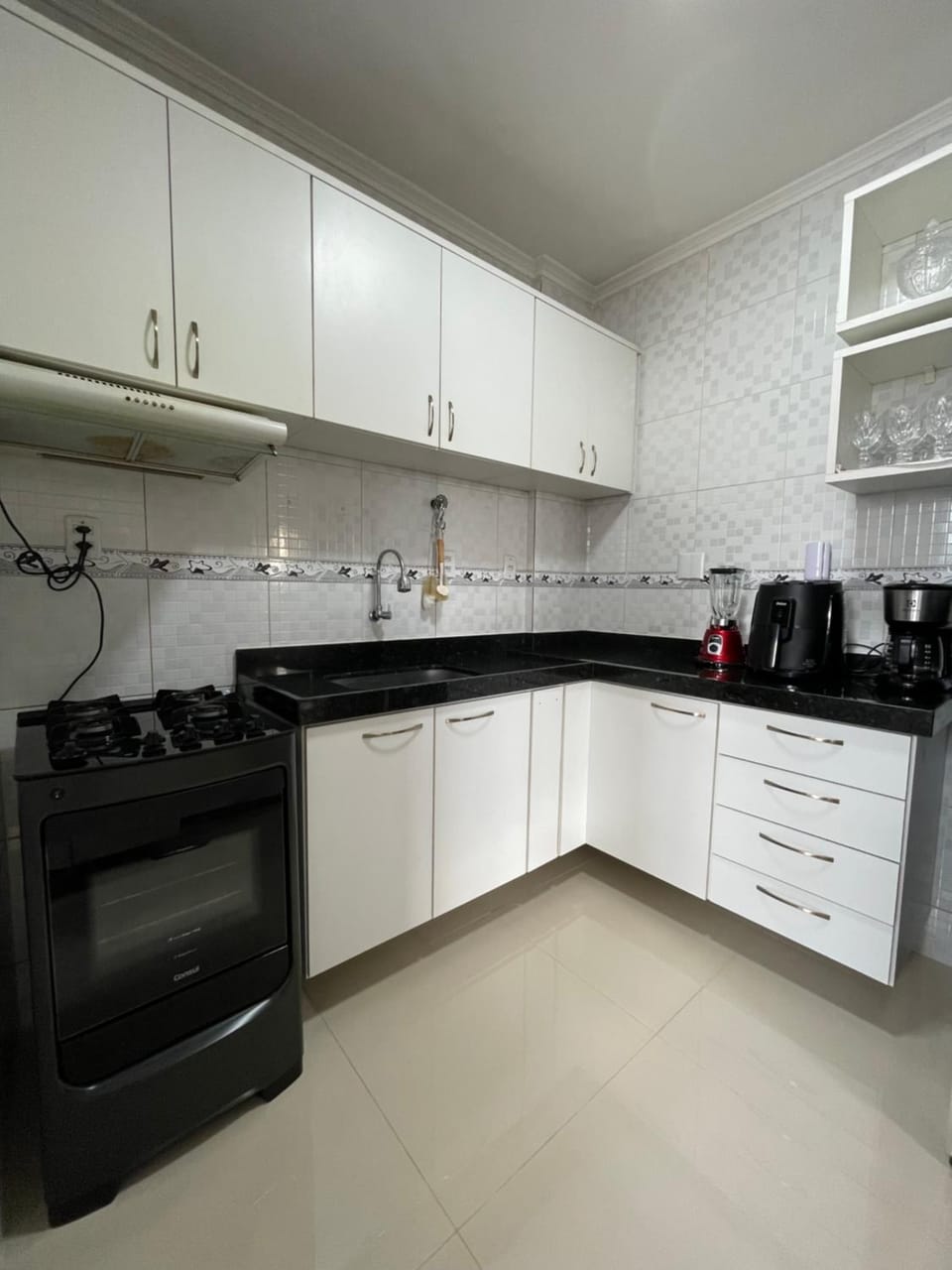 Coffee/tea facilities, Kitchen or kitchenette, stove