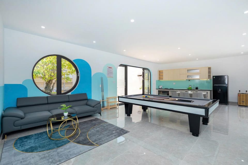 Billiard, Casino, Game Room, Table tennis, Living room, Seating area