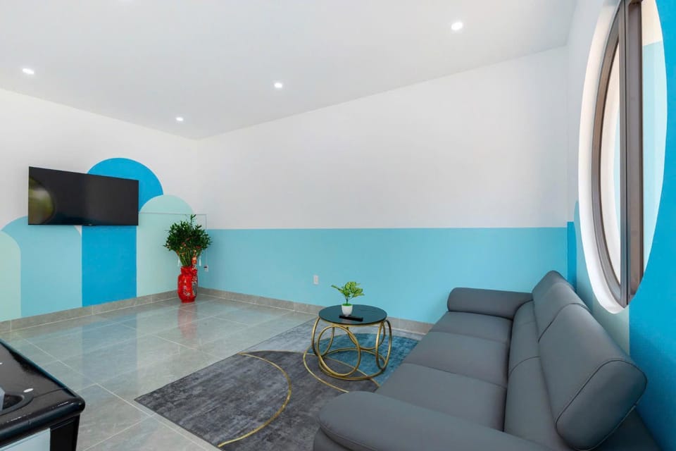 Communal lounge/ TV room, TV and multimedia, Living room, Seating area, Evening entertainment