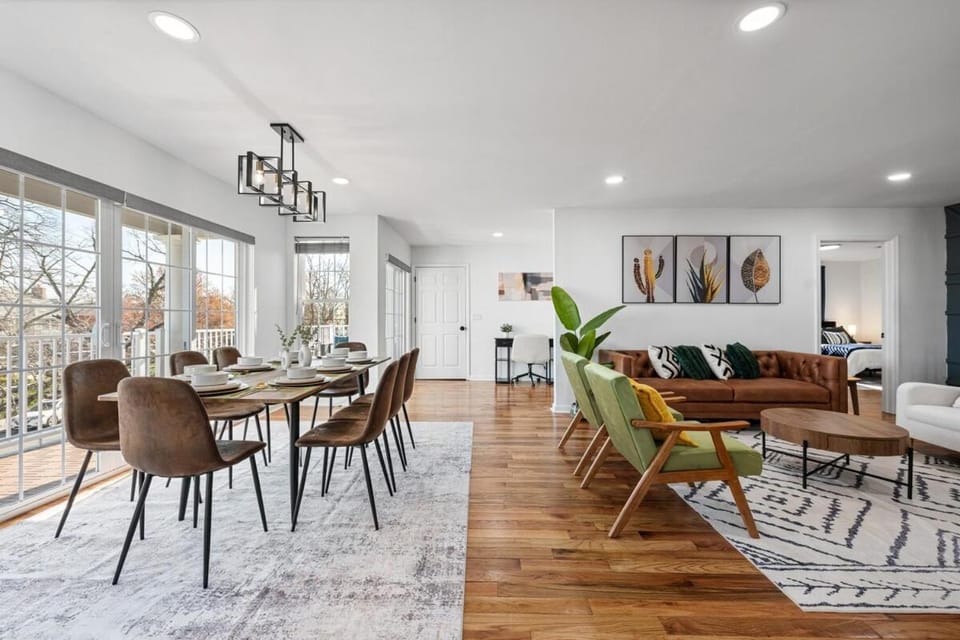 NYC 20min, Sleeps 10, Free Parking, Patio Apartment in Bayonne